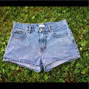 vintage Calvin Klein light wash jean shorts 🌞🌈.